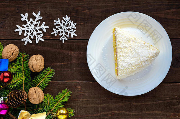 温柔的海绵蛋糕奶油<strong>香蕉</strong>层撒上椰子前选项节日甜点圣诞节一年前视图