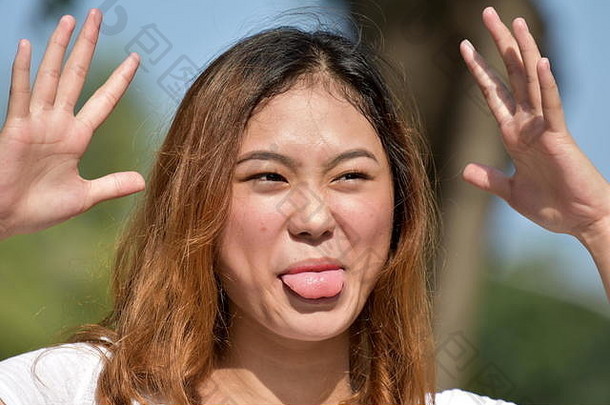 年轻的菲律宾女使有趣的脸