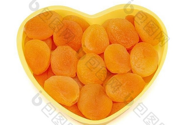 心形状的碗干杏子孤立的白色背景