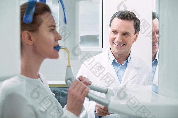 快乐的牙医看病人