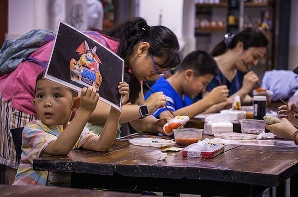 北京с希娜6月中国人孩子们学习油漆自制的陶瓷玩具