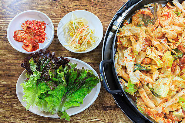 朝鲜文食物组成泡菜新鲜的生菜豆豆芽炒蔬菜鸡木表格