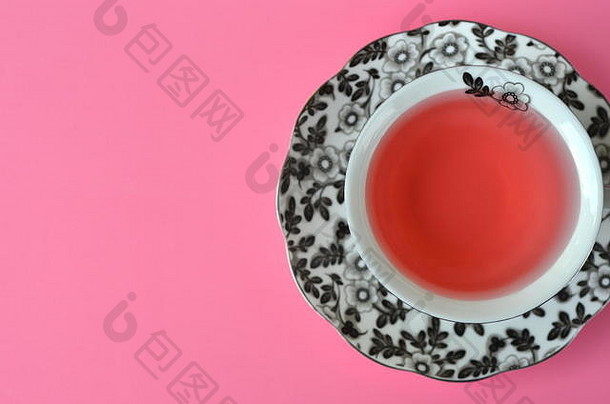 水果茶细黑色的白色花瓷杯生动的粉红色的背景复制空间