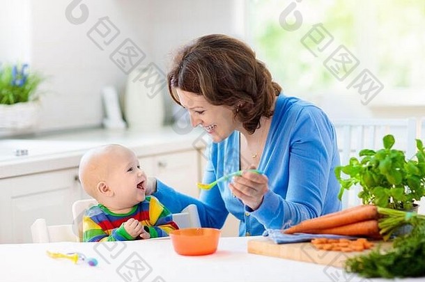 妈妈。喂养孩子固体食物年轻的孩子新鲜的有机胡萝卜蔬菜午餐婴儿断奶妈妈男孩吃蔬菜healt