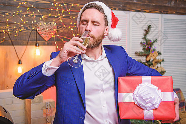 干杯快乐一年快乐圣诞节男人。有胡子的商人庆祝一年玻璃香槟礼物盒子一年聚会，派对快乐的经理正式的西装庆祝企业聚会，派对