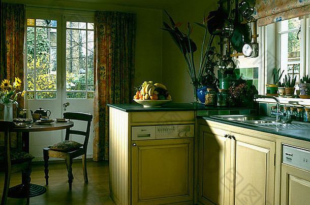 传统的厨房建洗碗<strong>机</strong>餐厅表格椅子前面法国窗户