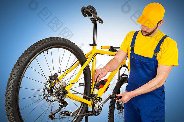 自行车机械师调整前面变速器机制山自行车