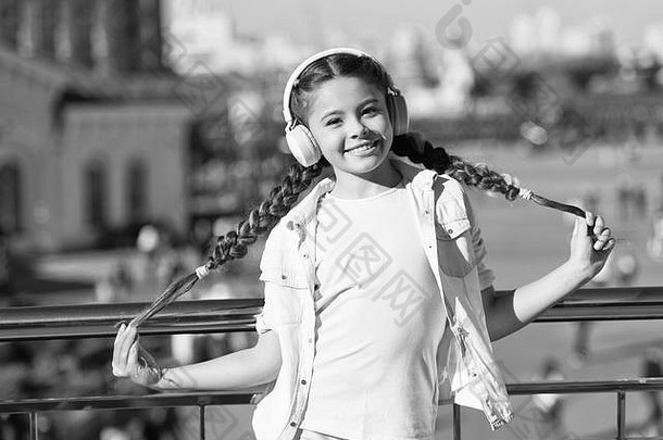 音频之旅耳机小工具城市指南音频之旅女孩旅游孩子探索城市音频指南应用程序免费的风格旅行令人兴奋的旅行城市博物馆