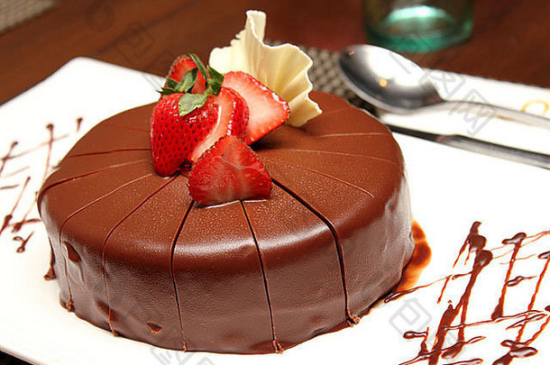 黑暗巧克力<strong>蛋糕</strong>新鲜的草莓
