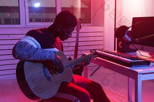 创建音乐记录工作室概念非洲美国男人。吉他手记录电吉他跟踪首页工作室
