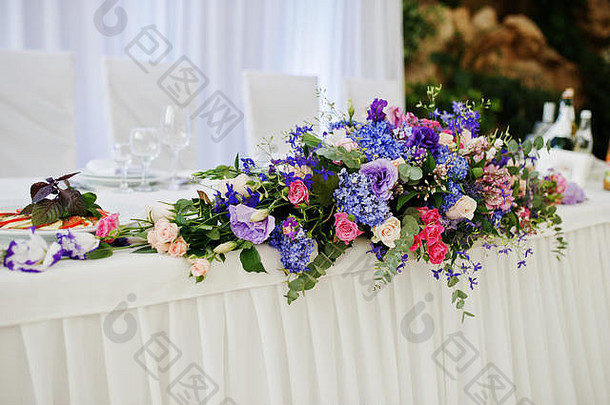紫罗兰色的紫色的花太棒了婚礼表格