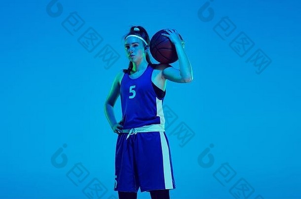 年轻的高加索人女<strong>篮球</strong>球员团队摆姿势自信球孤立的蓝色的背景霓虹灯光概念体育运动运动能源动态健康的生活方式<strong>培训</strong>
