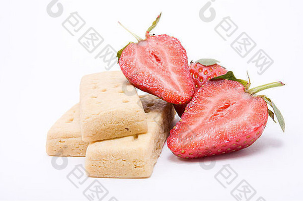 自然充满活力的红色的草莓酥饼孤立的白色背景
