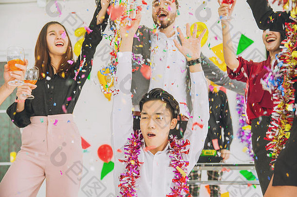 快乐一年色彩斑斓的聚会，派对办公室业务人有趣的混合比赛