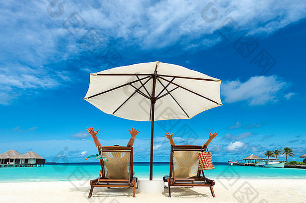 夫妇热带海滩马尔代夫