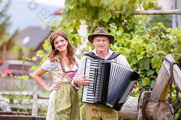 夫妇传统的巴伐利亚衣服手风琴绿色嘎嘎