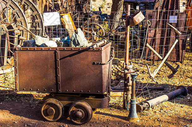 古董生锈的矿业小时车打捞院子里