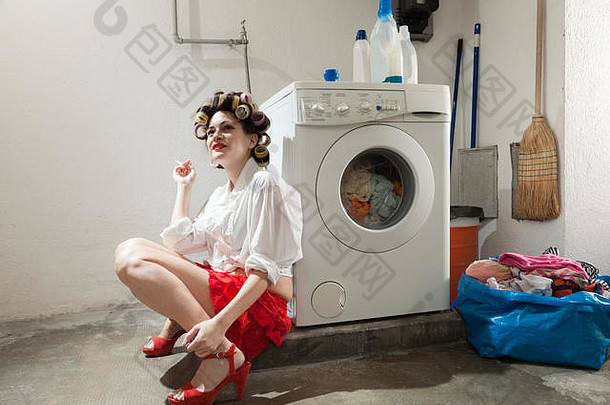 肖像漂亮的女人洗衣室内