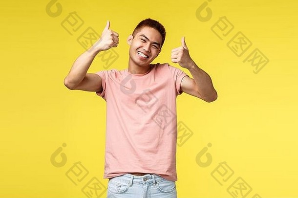 生活方式旅行人概念快乐亚洲男人。粉红色的t恤满意太棒了产品显示竖起大拇指微笑广泛的保证
