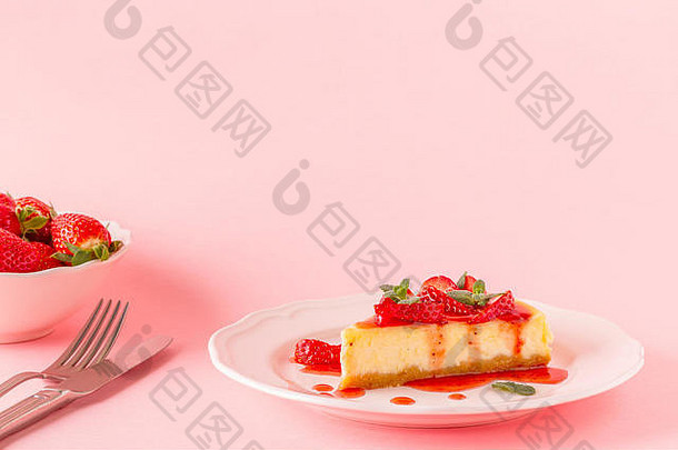 美味的自制的芝士蛋糕草莓粉红色的背景