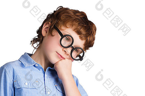 肖像英俊的深思熟虑的男孩轮眼镜孤立的白色背景
