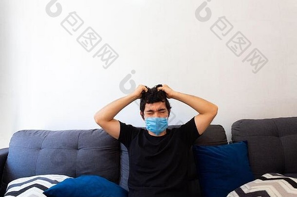 年轻的男人。穿蓝色的医疗面具白色背景显示症状疾病疼痛呼吸急促呼吸
