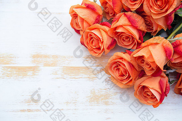 群美丽的橙色玫瑰白色古董木背景