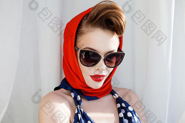 年轻的美丽的女人红色的口红头巾美女肖像