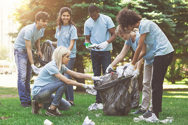 年轻的志愿者收集垃圾Mouthmere公园