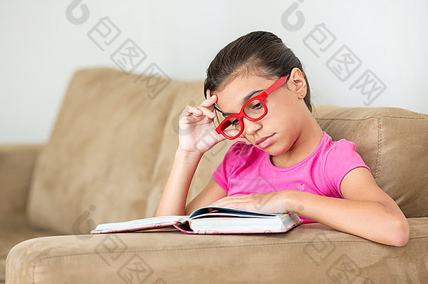 年轻的女孩阅读无聊眼镜
