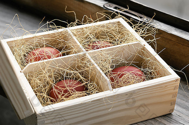 集红色的复活节鸡蛋木盒子窗台上浅景深