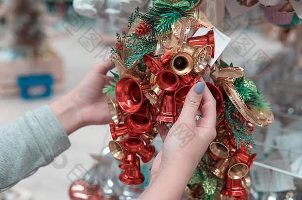 客户女孩选择圣诞节树一年的装饰钟