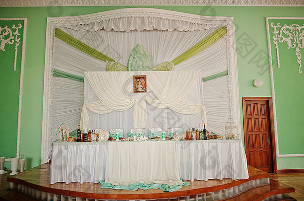 橄榄绿色白色婚礼表格
