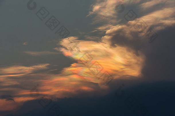 光学现象circumhorizontal弧光学现象冰晕被称为彩虹色珍珠云火太阳狗
