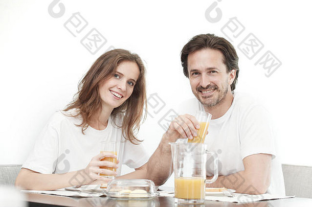 肖像夫妇早餐孤立的白色背景