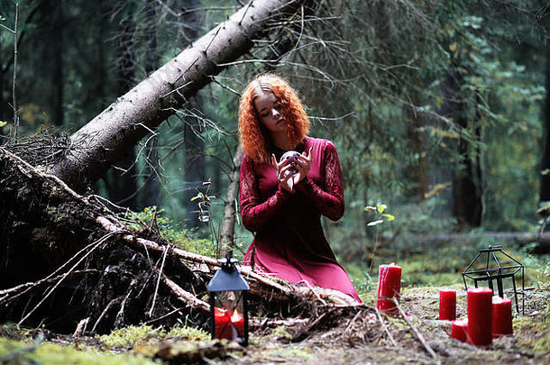 红发女巫持有仪式水晶球