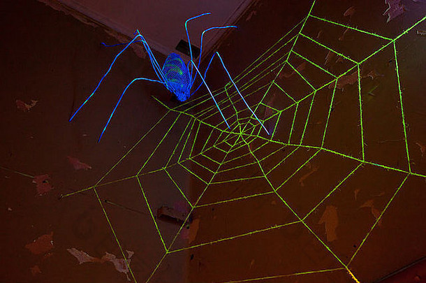 简化蜘蛛使金属人工蜘蛛网红外照亮房间拍摄黑暗回来
