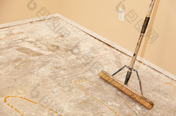 空白混凝土房子地板上扫帚准备好了地板安装