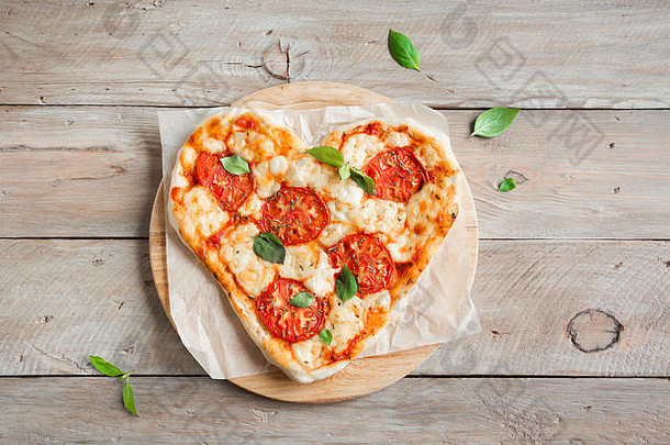 心形状的披萨margherita木背景复制空间披萨西红柿马苏里拉奶酪奶酪罗勒情人节一天