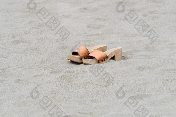 经典女手工制作的木底鞋海滩夏天鞋子使木皮革保护英尺热沙子