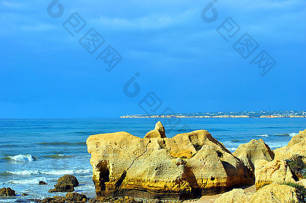 西茨克斯海滩壮观的<strong>岩</strong>石形成阿尔加夫海岸