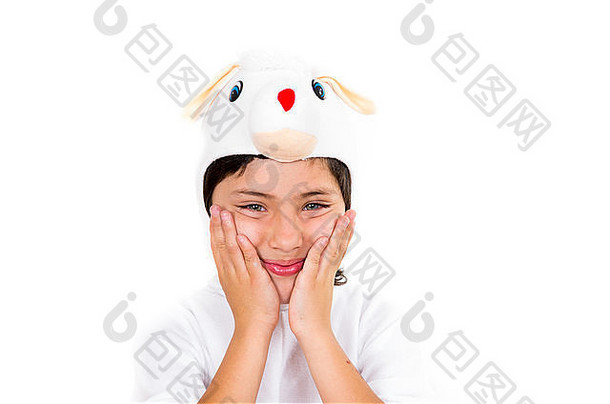可爱的年轻的男孩穿着兔子服装使可爱的脸孤立的白色背景