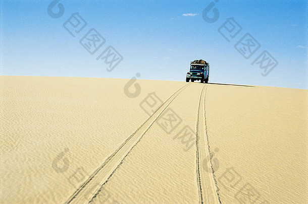 运动型多功能车轮胎跟踪沙子