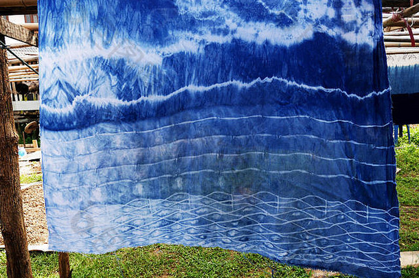 土著知识泰国领带蜡染染色化学液体染料mauhom靛蓝自然颜色过程干衣服太阳守卫