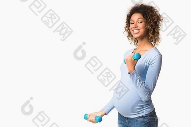 怀孕健身非裔美国人怀孕了女孩锻炼哑铃