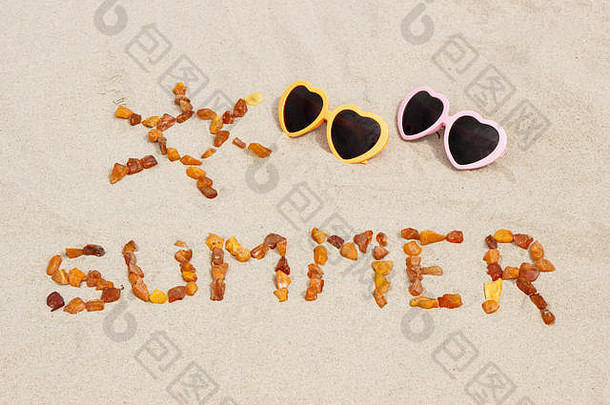 形状太阳词夏天使琥珀色的石头太阳镜沙子海滩太阳保护夏天时间