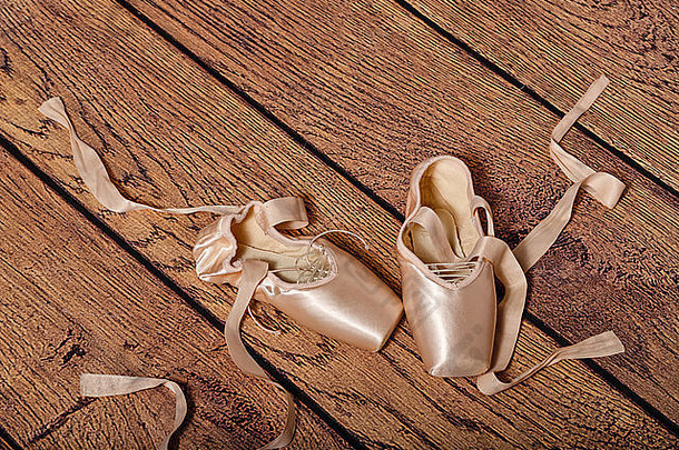 芭蕾舞尖谎言木地板上古董概念经典芭蕾舞现代跳舞拍摄特写镜头