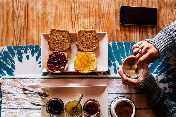 垂直前点视图女人早餐酒店首页面包mermalades咖啡时间健康的能源食物开始一天