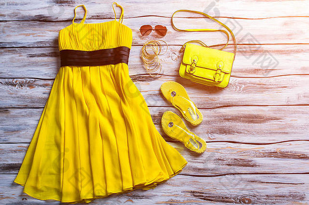 黄色的衣服太阳镜袋