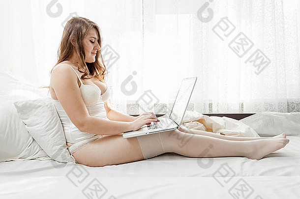 美丽的女人白色长袜移动PC